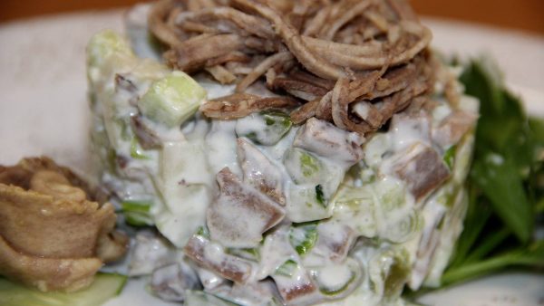 Recept Salat Olive s govyazhim yazikom i ogurcami s foto
